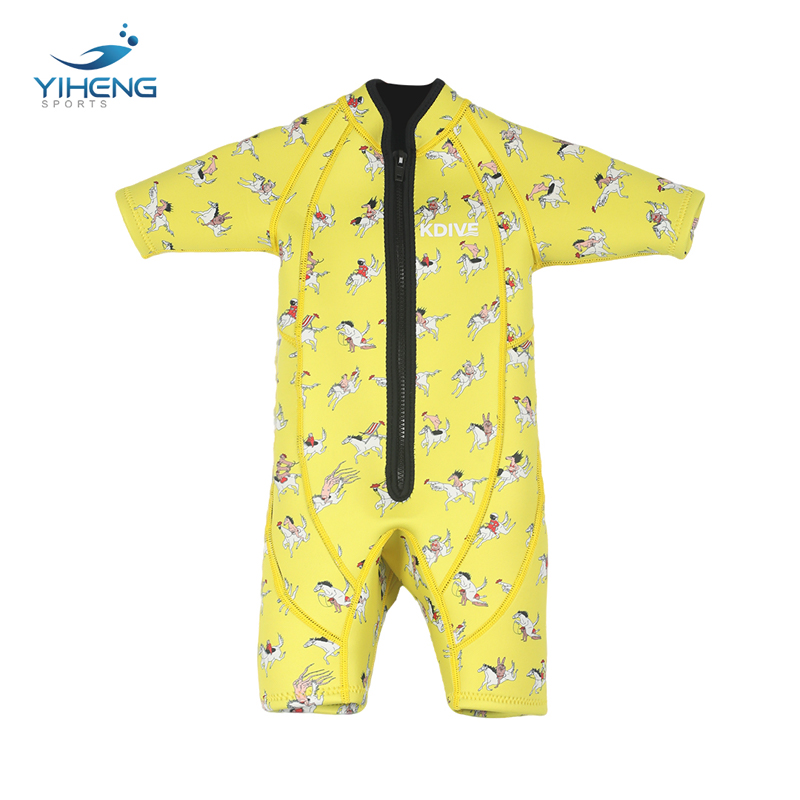 Traje de neopreno corto de neopreno para niños con estampado amarillo de 2 mm 