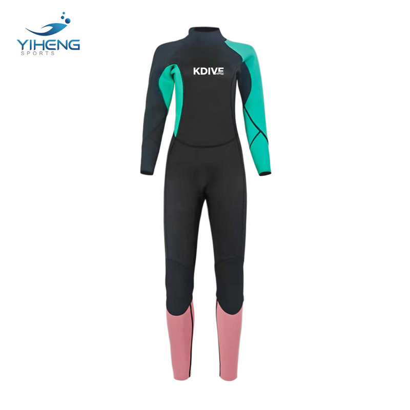 Traje de neopreno negro de 3 mm para mujer con mangas verdes en contraste y piernas rosas